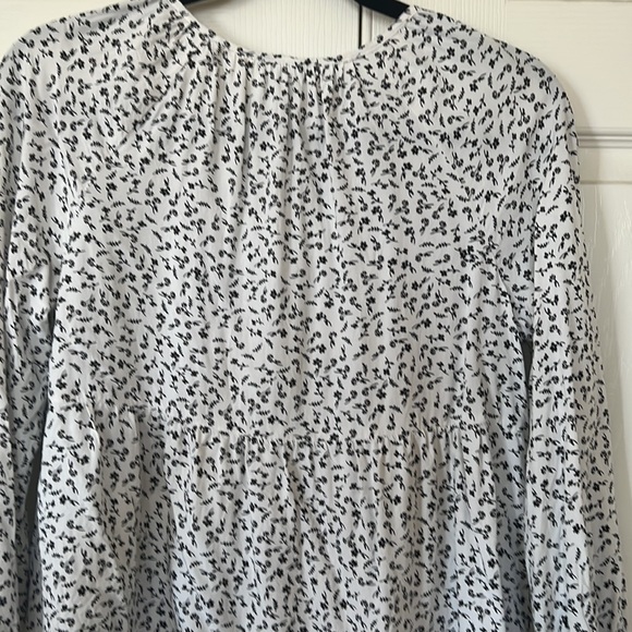 Old Navy Womens Floral Blouse in white and black. - Picture 4 of 8